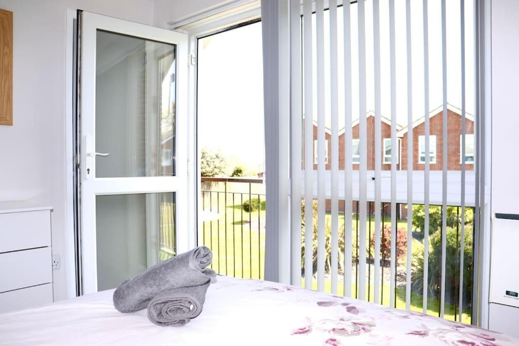 Corton Retreats At Waterside Park Villa Exterior photo