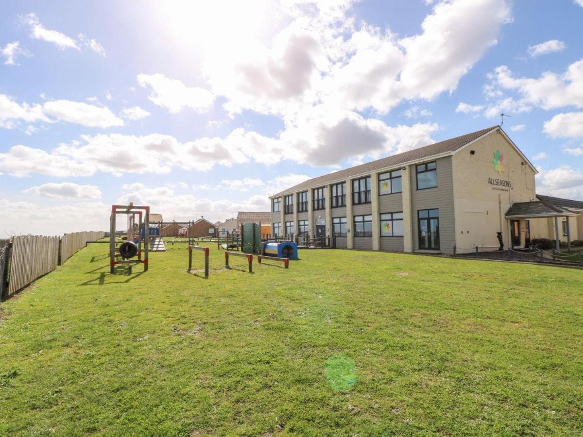 Corton Retreats At Waterside Park Villa Exterior photo